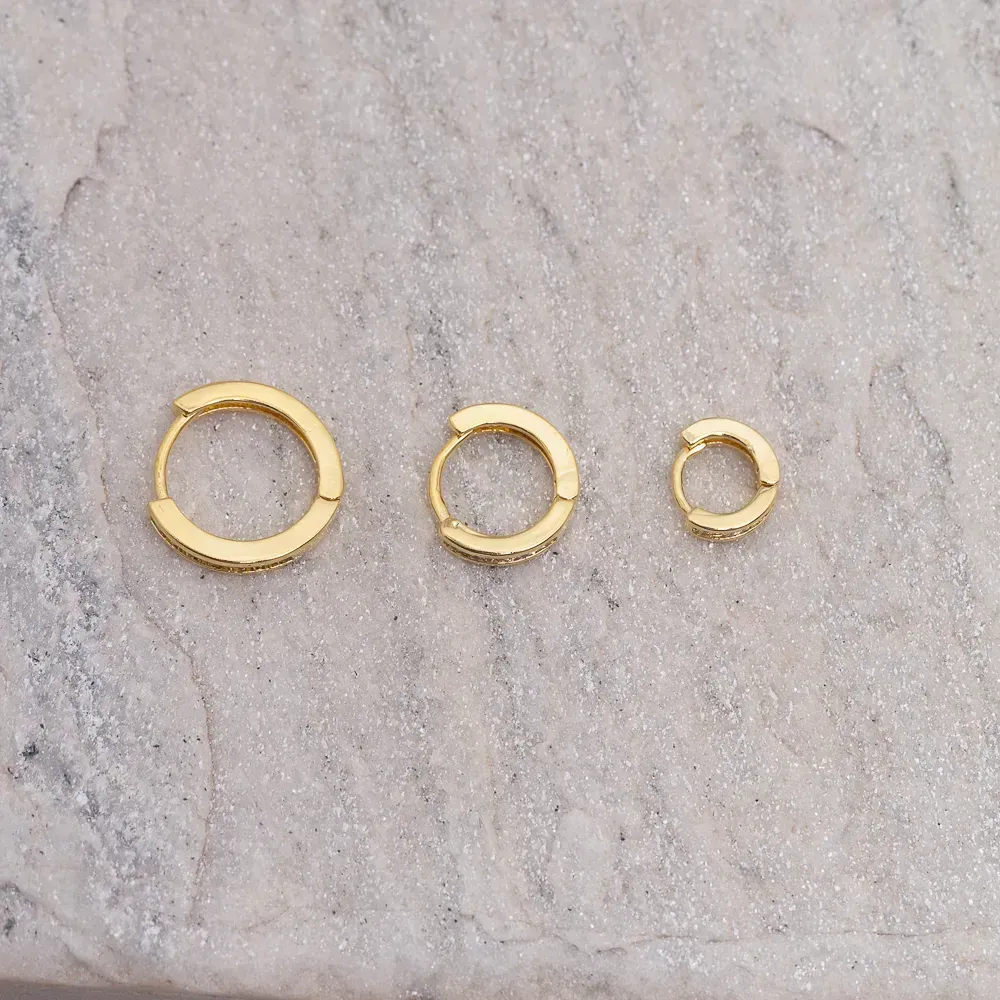BRINCO ARGOLINHA M CRAVEJADO COM ZIRCÔNIAS CRISTAIS BANHO OURO 18K