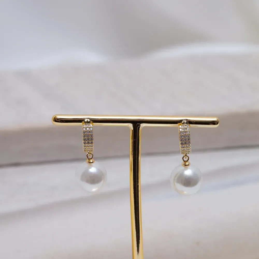 BRINCO ARGOLA QUADRADA CRAVEJADA COM ZIRCÔNIAS CRISTAIS E PÉROLA G BANHO OURO 18K