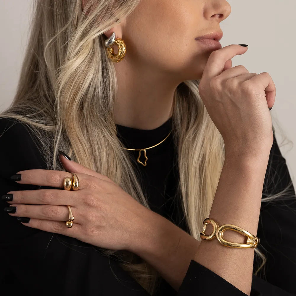 BRINCO ARGOLA VAZADA COM CORAÇÕES G BANHO OURO 18K