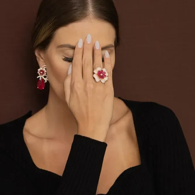 CONJUNTO FLOR COM ZIRCÔNIAS E PEDRA MARSALA BANHO OURO 18K