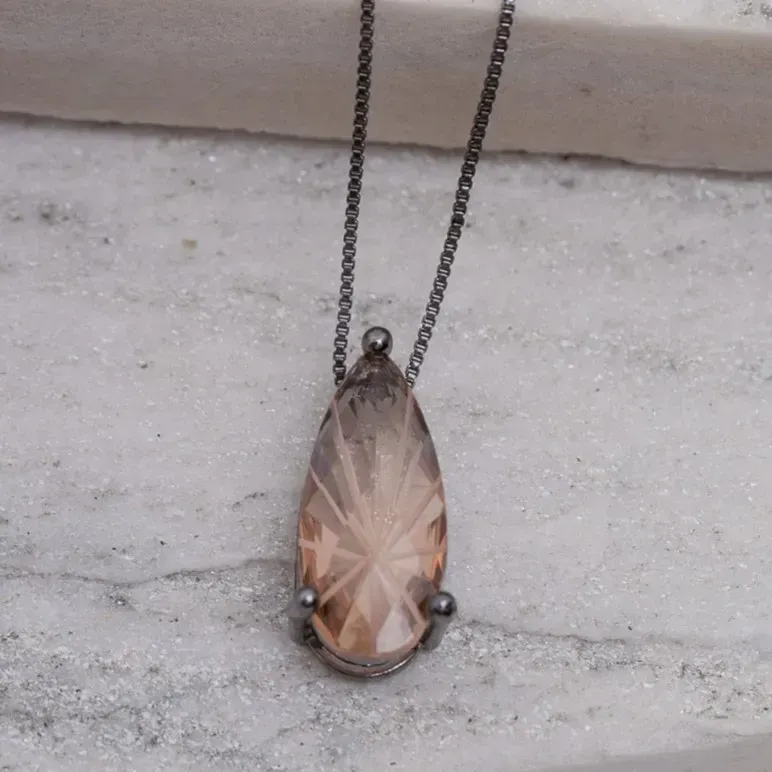 COLAR PINGENTE GOTA COM PEDRA ROSÉ MESCLA G BANHO RÓDIO NEGRO