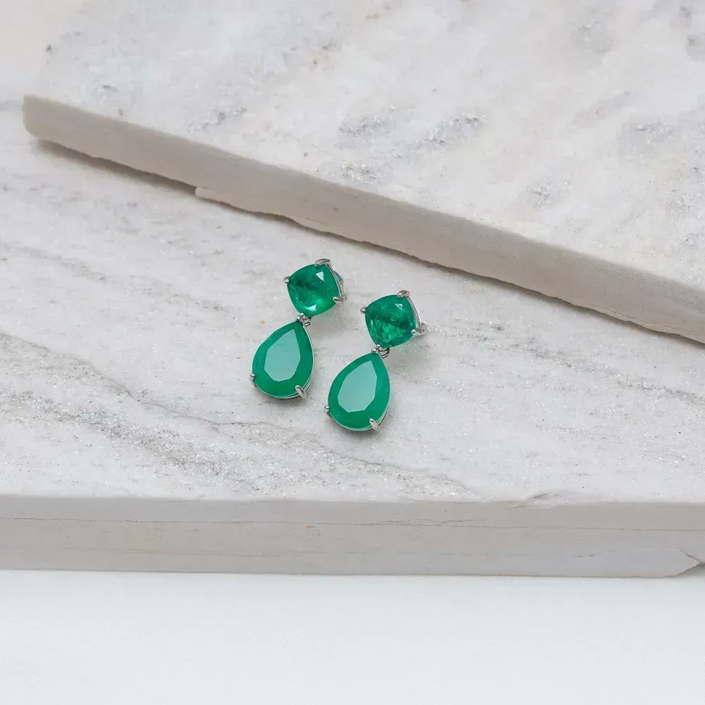 BRINCO GOTA COM PEDRA ZIRCÔNIA VERDE ESMERALDA BANHO RÓDIO BRANCO