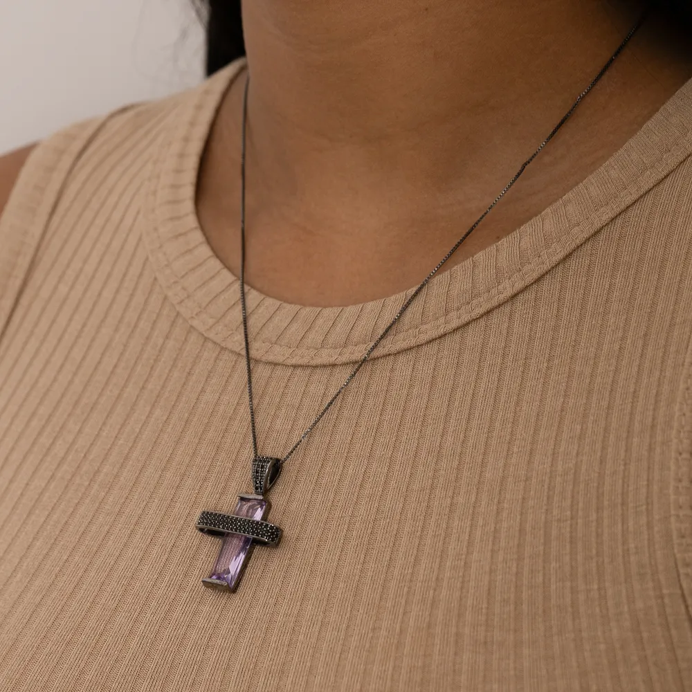COLAR CRUZ COM PEDRA LILÁS BANHO RÓDIO NEGRO