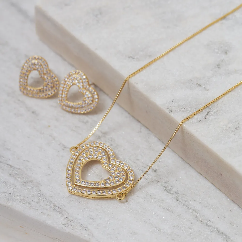 CONJUNTO CORAÇÃO CRAVEJADO COM ZIRCÔNIAS CRISTAIS BANHO OURO 18K