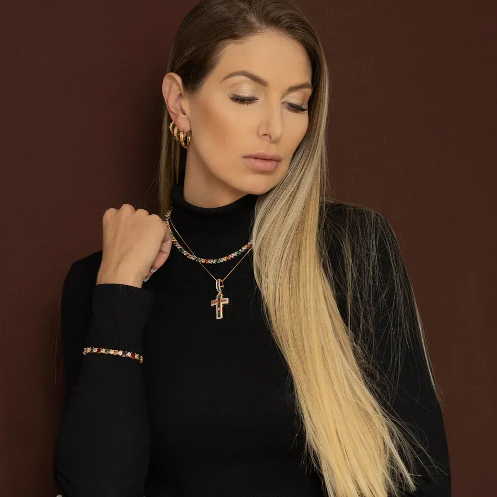 COLAR CRUZ CRAVEJADA COM ZIRCÔNIAS CRISTAIS E COLORIDAS BANHO OURO 18K