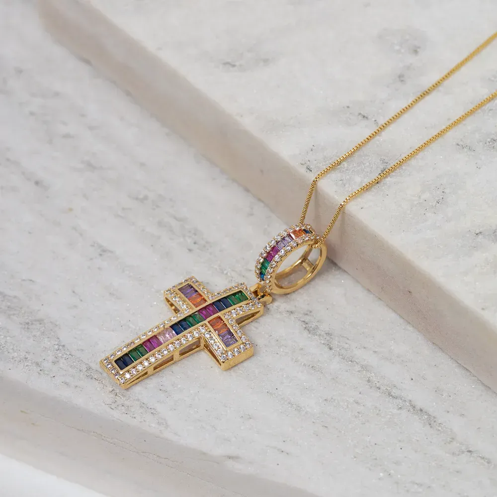 COLAR CRUZ CRAVEJADA COM ZIRCÔNIAS CRISTAIS E COLORIDAS BANHO OURO 18K