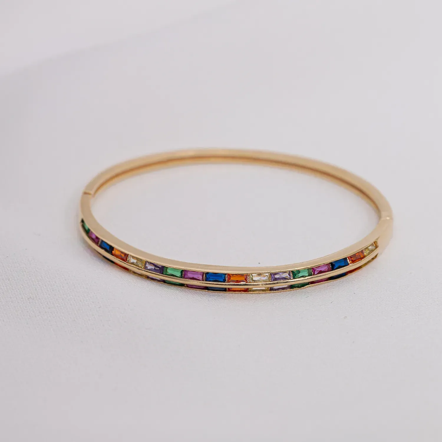 BRACELETE ABAULADO CRAVEJADO COM ZIRCÔNIAS COLORIDAS BANHO OURO 18K