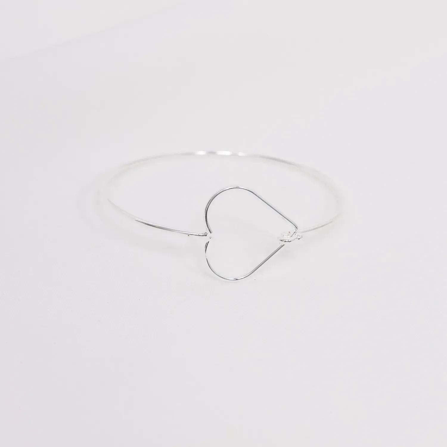 BRACELETE LISO CORAÇÃO BANHO PRATA