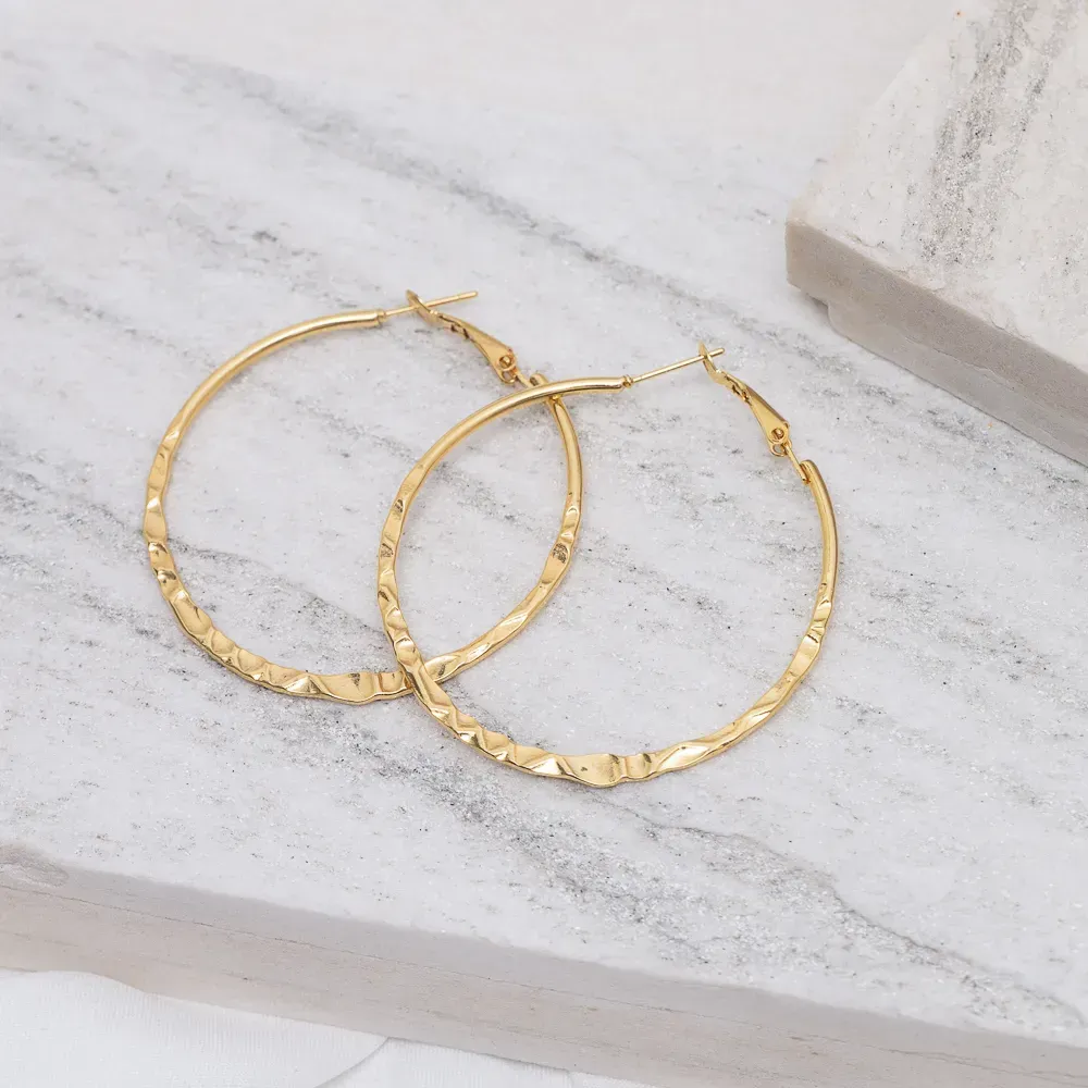 BRINCO ARGOLA AMASSADA M BANHO OURO 18K