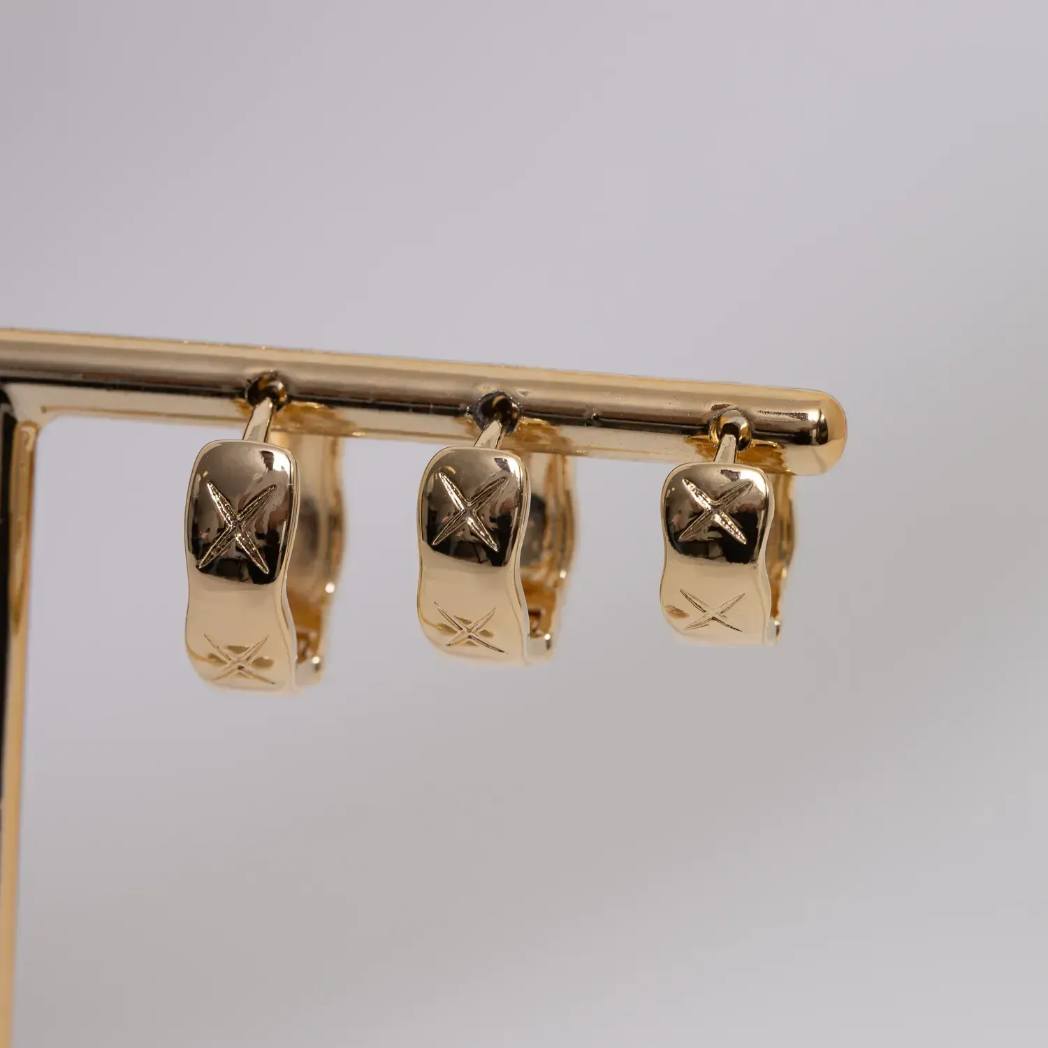 BRINCO ARGOLA LISA COM X TRIO G BANHO OURO 18K