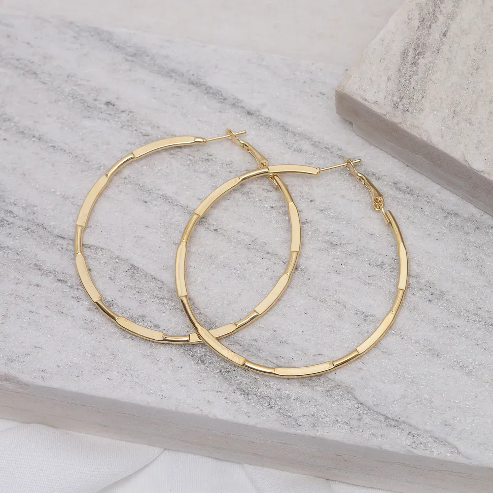 BRINCO ARGOLA LISA G TRABALHADA BANHO OURO 18K