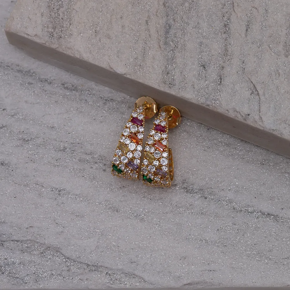 BRINCO ARGOLA CRAVEJADA COM ZIRCÔNIAS COLORIDAS BANHO OURO 18K
