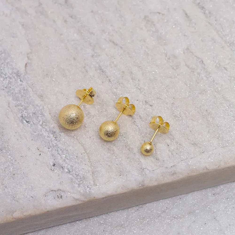 BRINCO BOLINHA FOSCO P BANHO OURO 18K