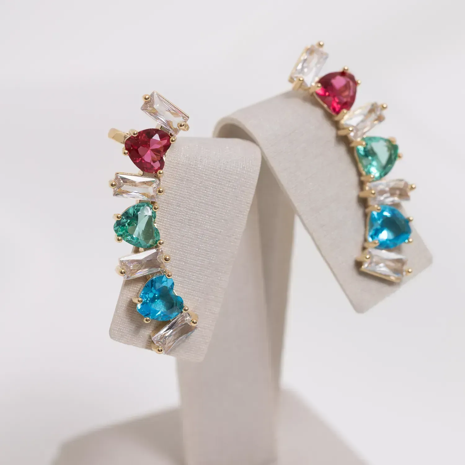 BRINCO EAR CUFF CORAÇÕES COLORIDOS BANHO OURO 18K