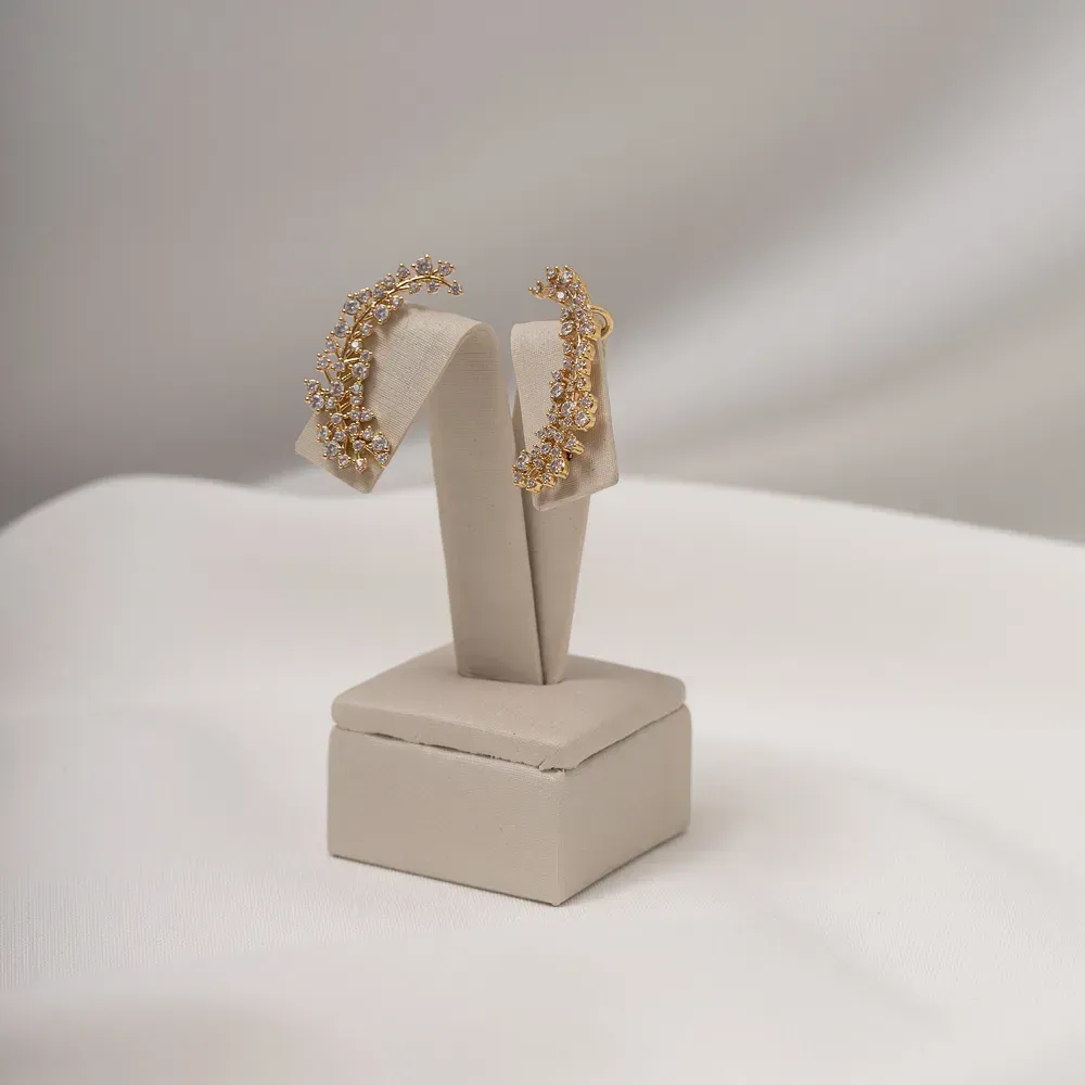 BRINCO EAR CUFF RAMOS COM ZIRCÔNIAS CRISTAIS BANHO OURO 18K