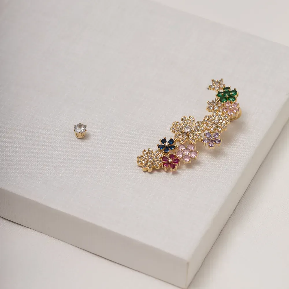 BRINCO EAR CUFF CRAVEJADO COM ZIRCÔNIAS COLORIDAS BANHO OURO 18K