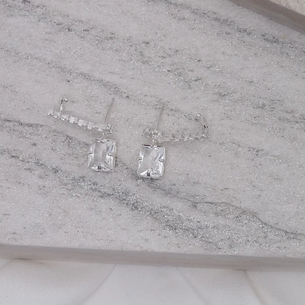 BRINCO EAR CUFF CRAVEJADO COM ZIRCÔNIAS CRISTAIS E PEDRA CRISTAL BANHOPRATA