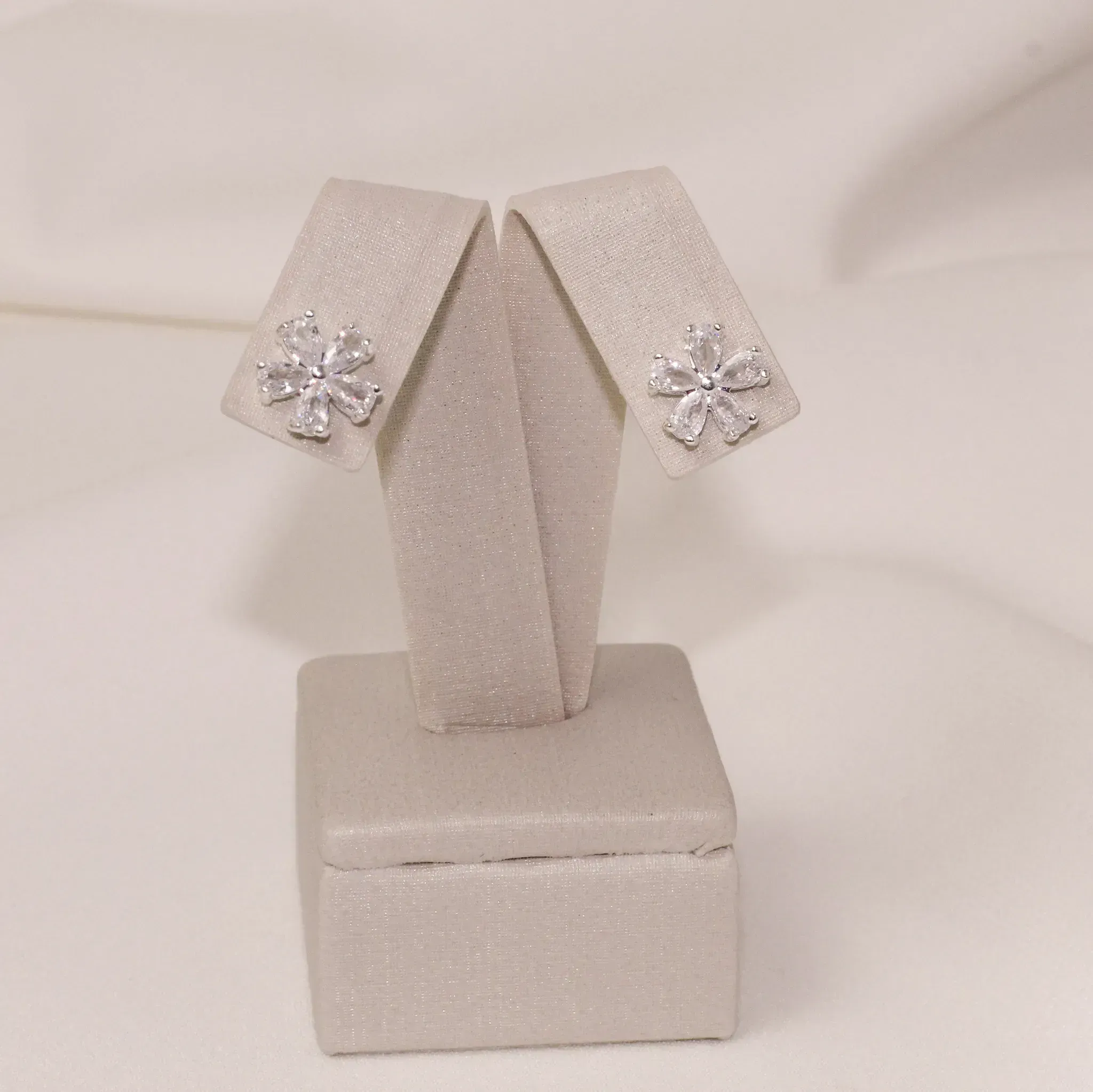BRINCO FLOR COM PEDRAS CRISTAIS M BANHO PRATA
