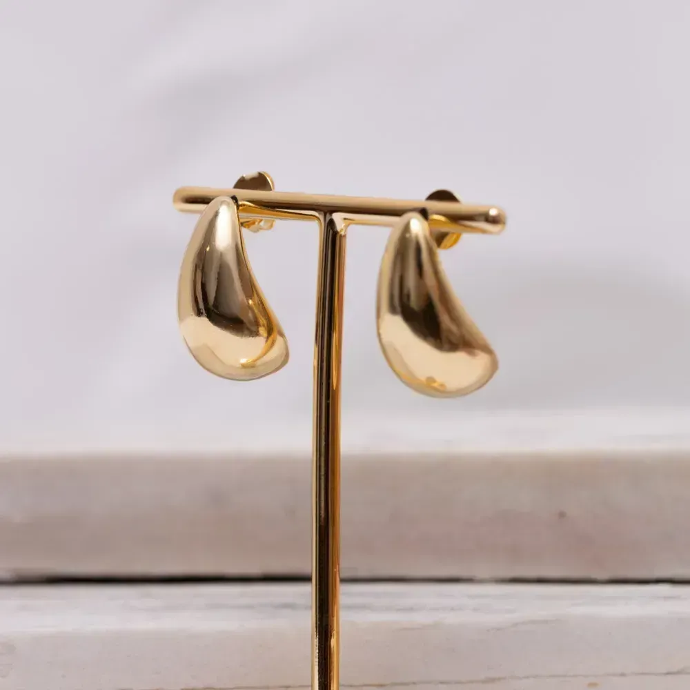 BRINCO GOTA M LISA BANHO OURO 18K
