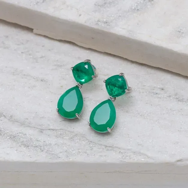 BRINCO GOTA COM PEDRA ZIRCÔNIA VERDE ESMERALDA BANHO RÓDIO BRANCO