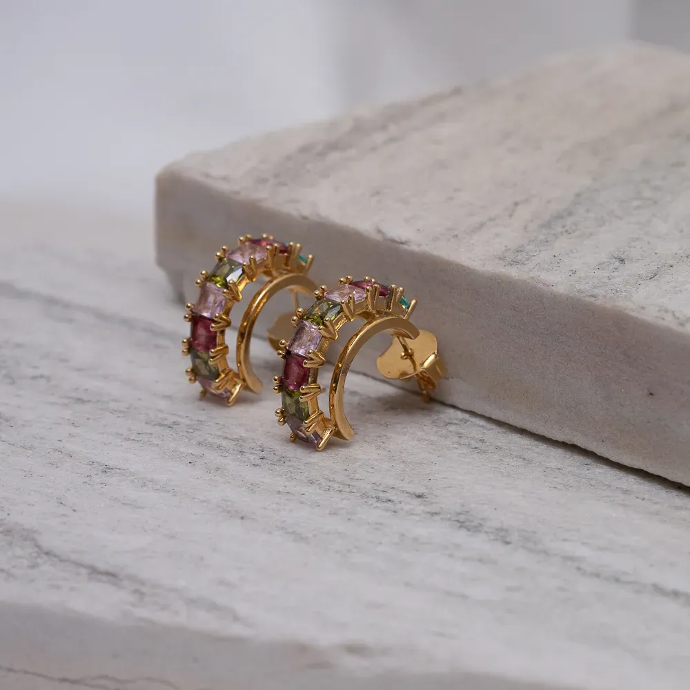 BRINCO MEIA ARGOLA COM PEDRAS COLORIDAS BANHO OURO 18K
