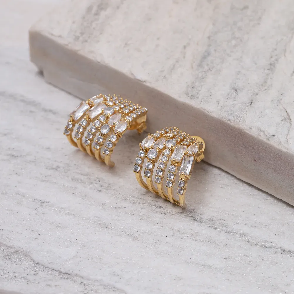 BRINCO MEIA ARGOLA CRAVEJADA COM ZIRCÔNIAS CRISTAIS BANHO OURO 18K
