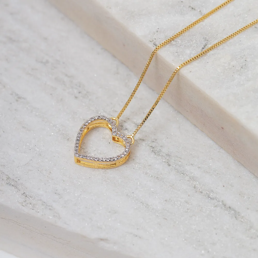 COLAR CORAÇÃO VAZADO CRAVEJADO COM RÓDIO BRANCO BANHO OURO 18K