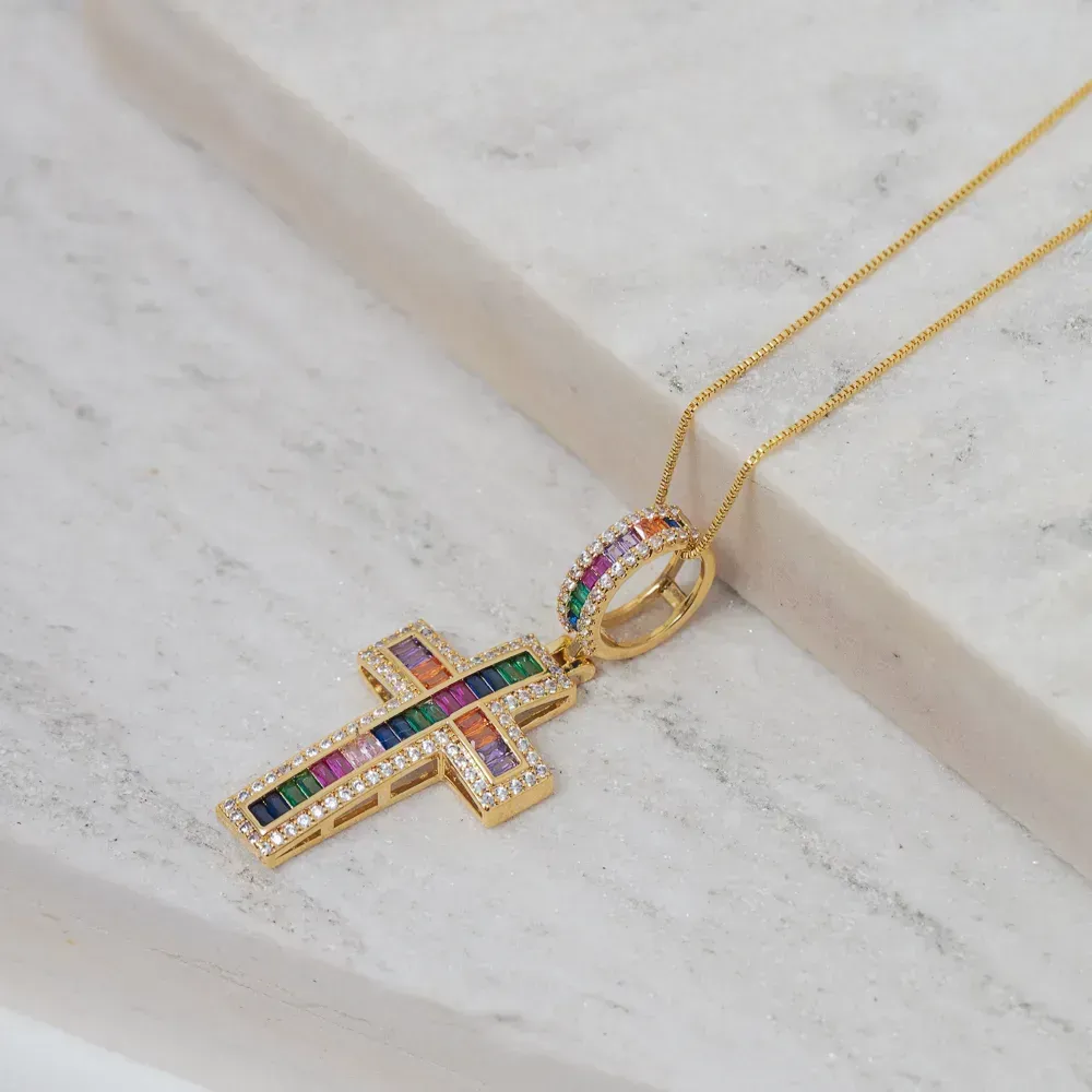 COLAR CRUZ CRAVEJADA COM ZIRCÔNIAS CRISTAIS E COLORIDAS BANHO OURO 18K