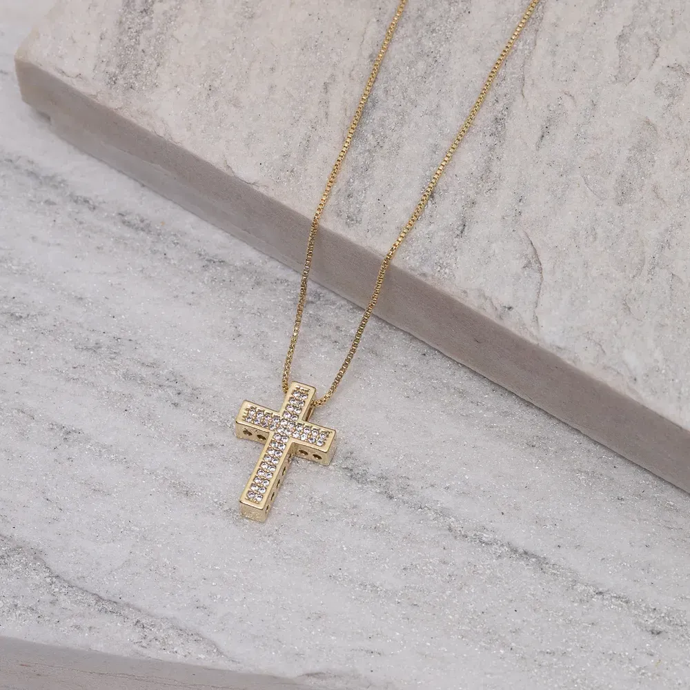 COLAR CRUZ CRAVEJADO COM ZIRCÔNIAS CRISTAIS M BANHO OURO 18K