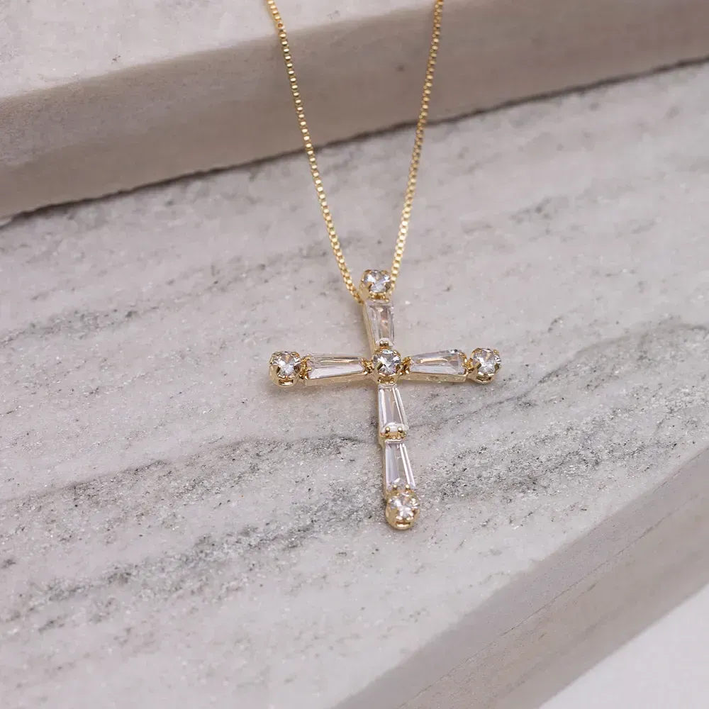 COLAR CRUZ COM ZIRCÔNIAS CRISTAIS BANHO OURO 18K