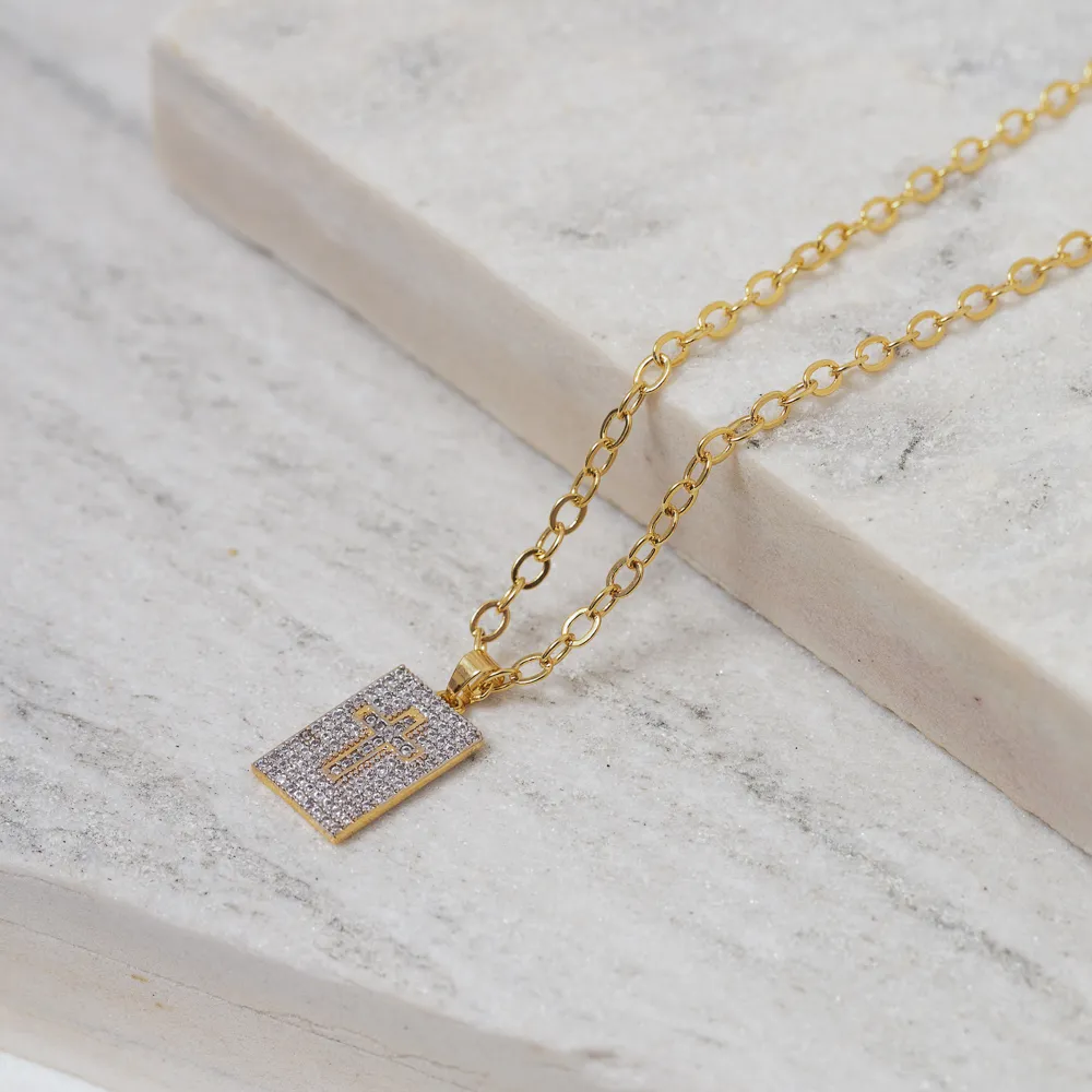 COLAR CRUZ PLAQUINHA CRAVEJADO COM ZIRCÔNIAS CRISTAIS BANHO OURO 18K