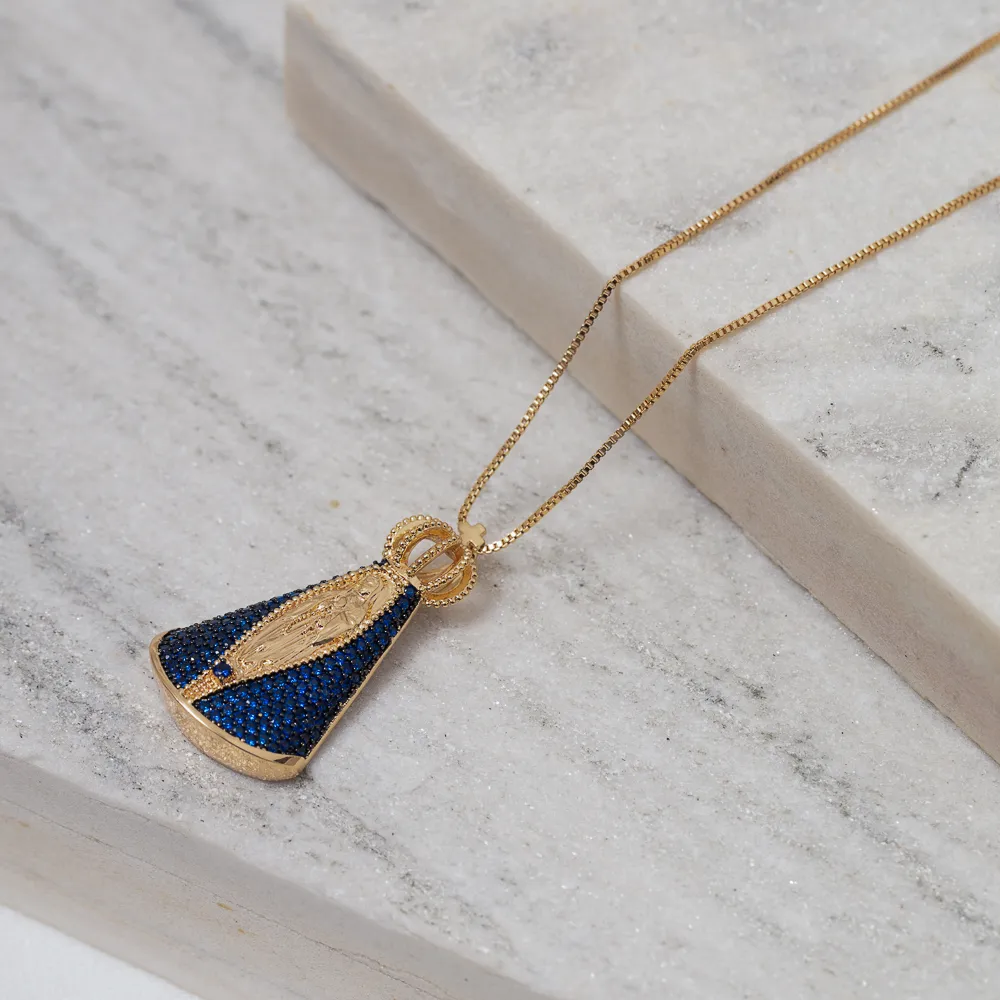 COLAR NOSSA SENHORA CRAVEJADO COM ZIRCÔNIAS AZUL ESCURAS BANHO OURO 18K