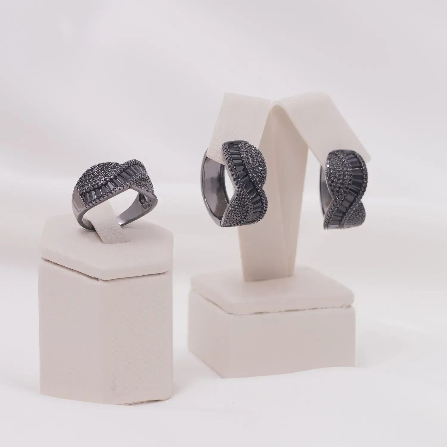 CONJUNTO ANEL E BRINCO CRAVEJADO COM ZIRCÔNIAS BANHO RÓDIO NEGRO