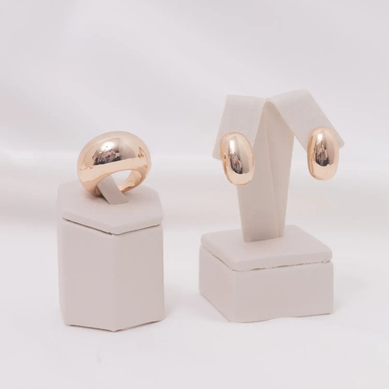 CONJUNTO BRINCO E ANEL ABAULADOS LISOS BANHO OURO 18K