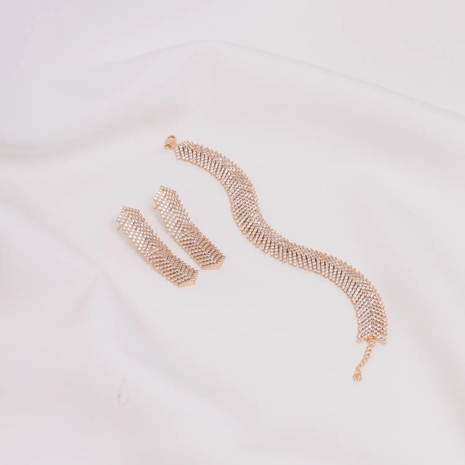 CONJUNTO BRINCO E PULSEIRA CRAVEJADOS COM ZIRCÔNIAS CRISTAIS BANHO OURO 18K