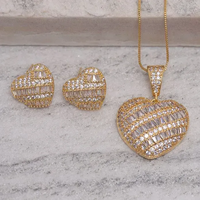 CONJUNTO CORAÇÃO CRAVEJADO COM ZIRCÔNIAS NAVETE CRISTAIS BANHO OURO 18K
