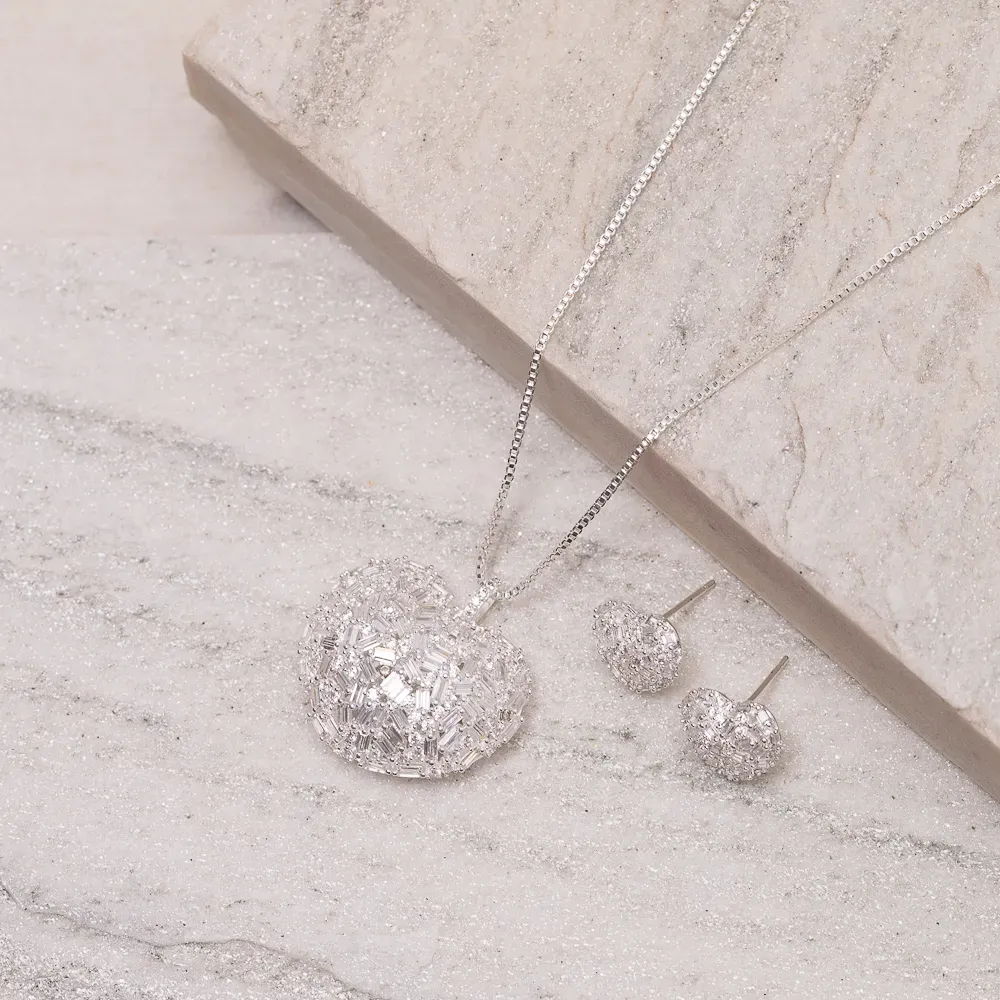 CONJUNTO CORAÇÃO CRAVEJADO COM ZIRCÔNIAS NAVETE CRISTAIS BANHO PRATA