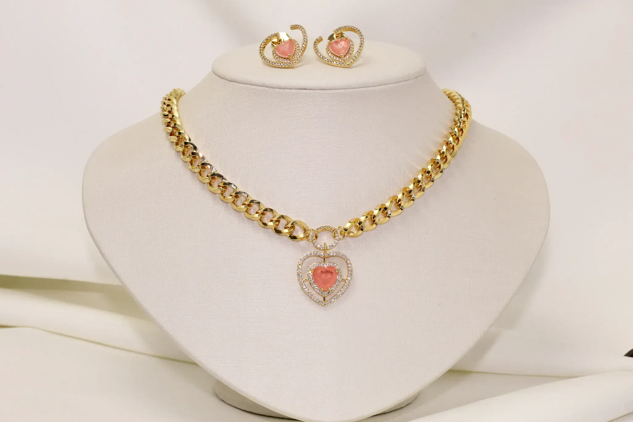 CONJUNTO CORAÇÃO COM PEDRA ZIRCÔNIA COR SALMÃO BANHO OURO 18K