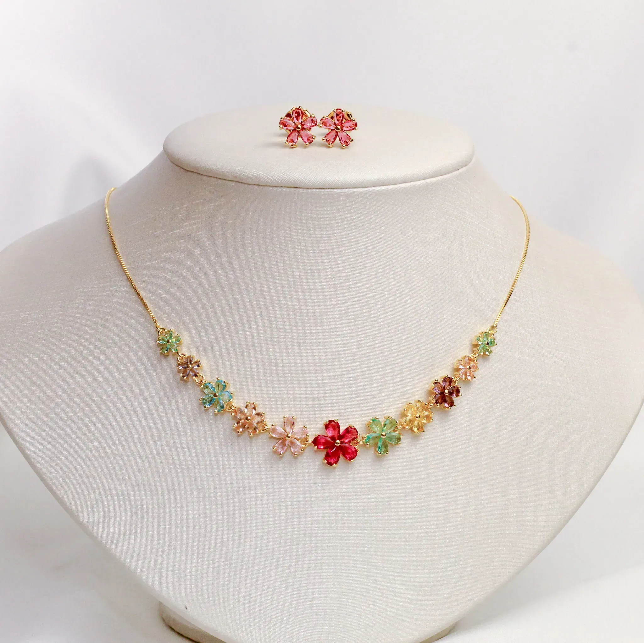 CONJUNTO FLORES COLORIDAS BANHO OURO 18K