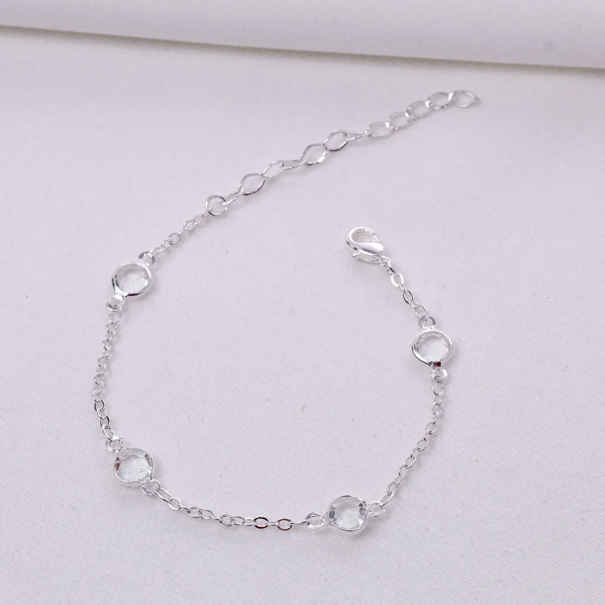 PULSEIRA COM PEDRAS CRISTAIS BANHO PRATA