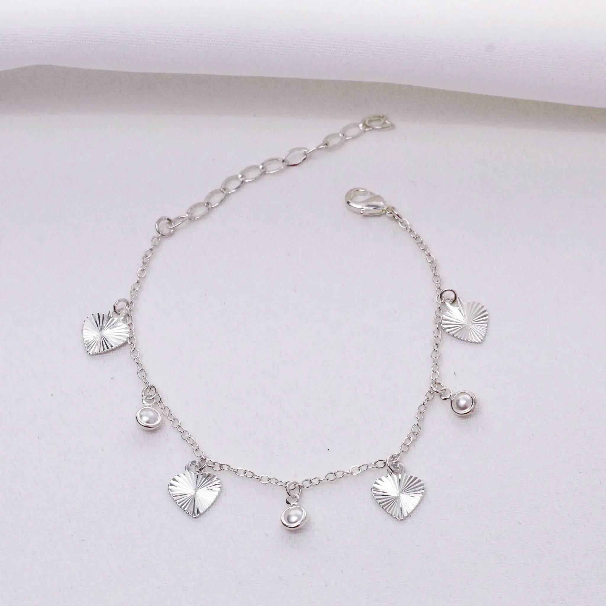 PULSEIRA CORAÇÃO DIAMANTADO E PÉROLAS BANHO RÓDIO BRANCO