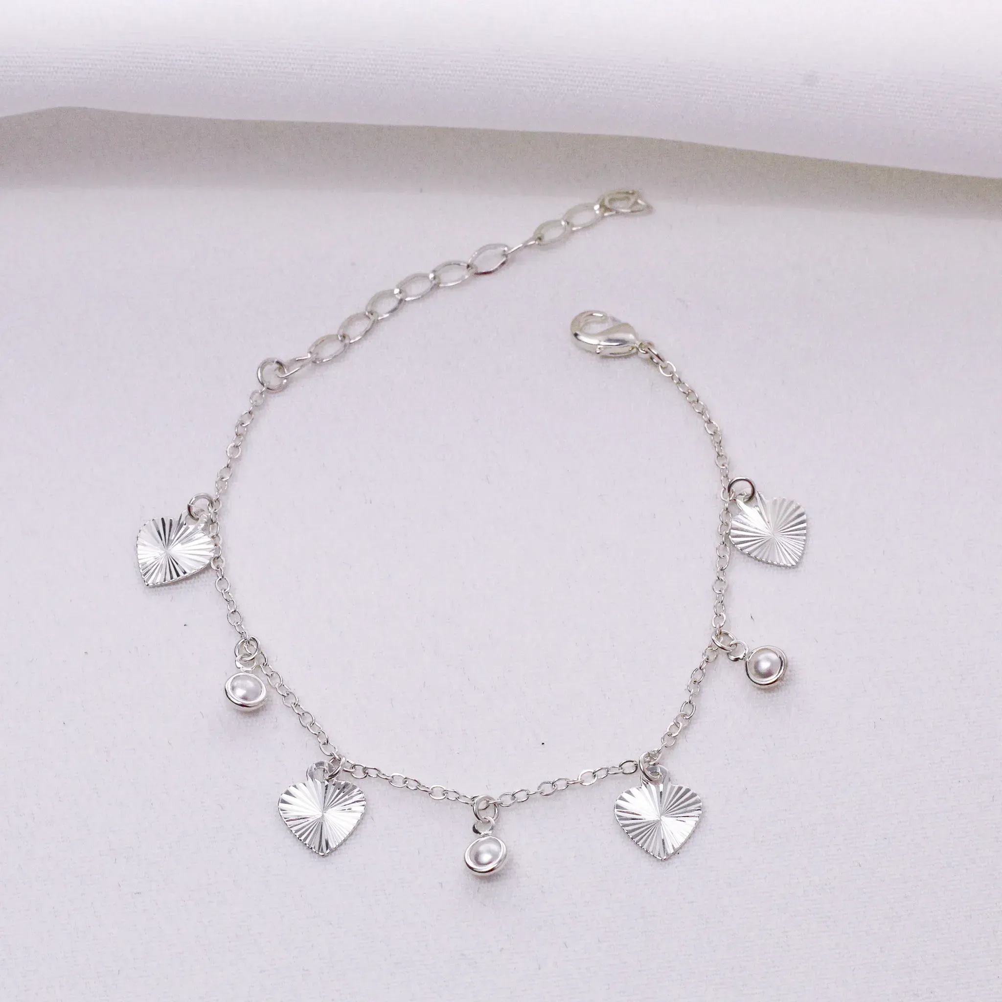 PULSEIRA CORAÇÃO TRABALHADO COM PÉROLAS BANHO PRATA