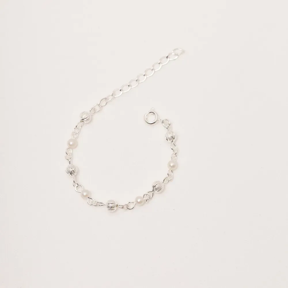 PULSEIRA INFANTIL BOLINHA FOSCA COM PÉROLA BANHO PRATA