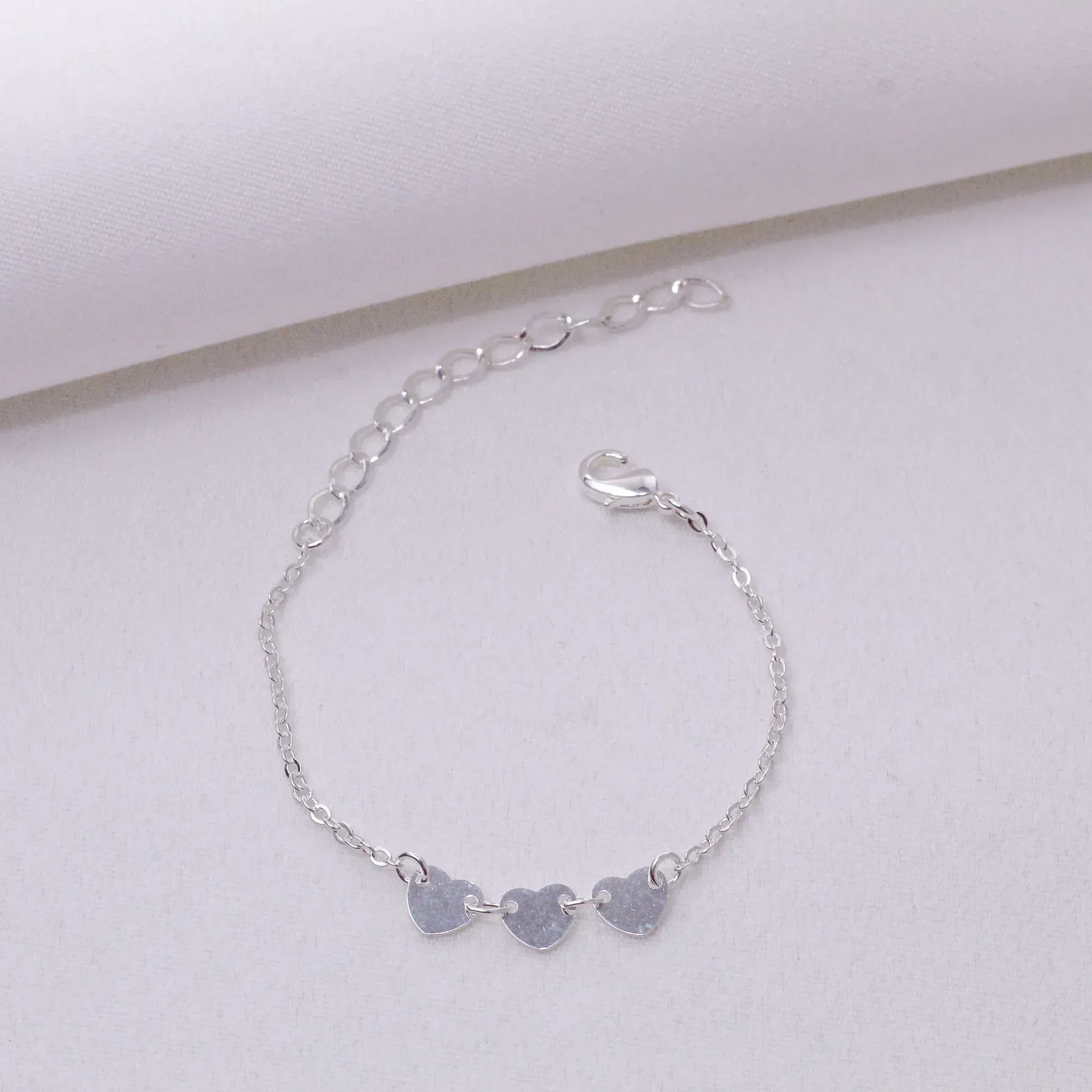 PULSEIRA INFANTIL TRÊS CORAÇÕES BANHO PRATA