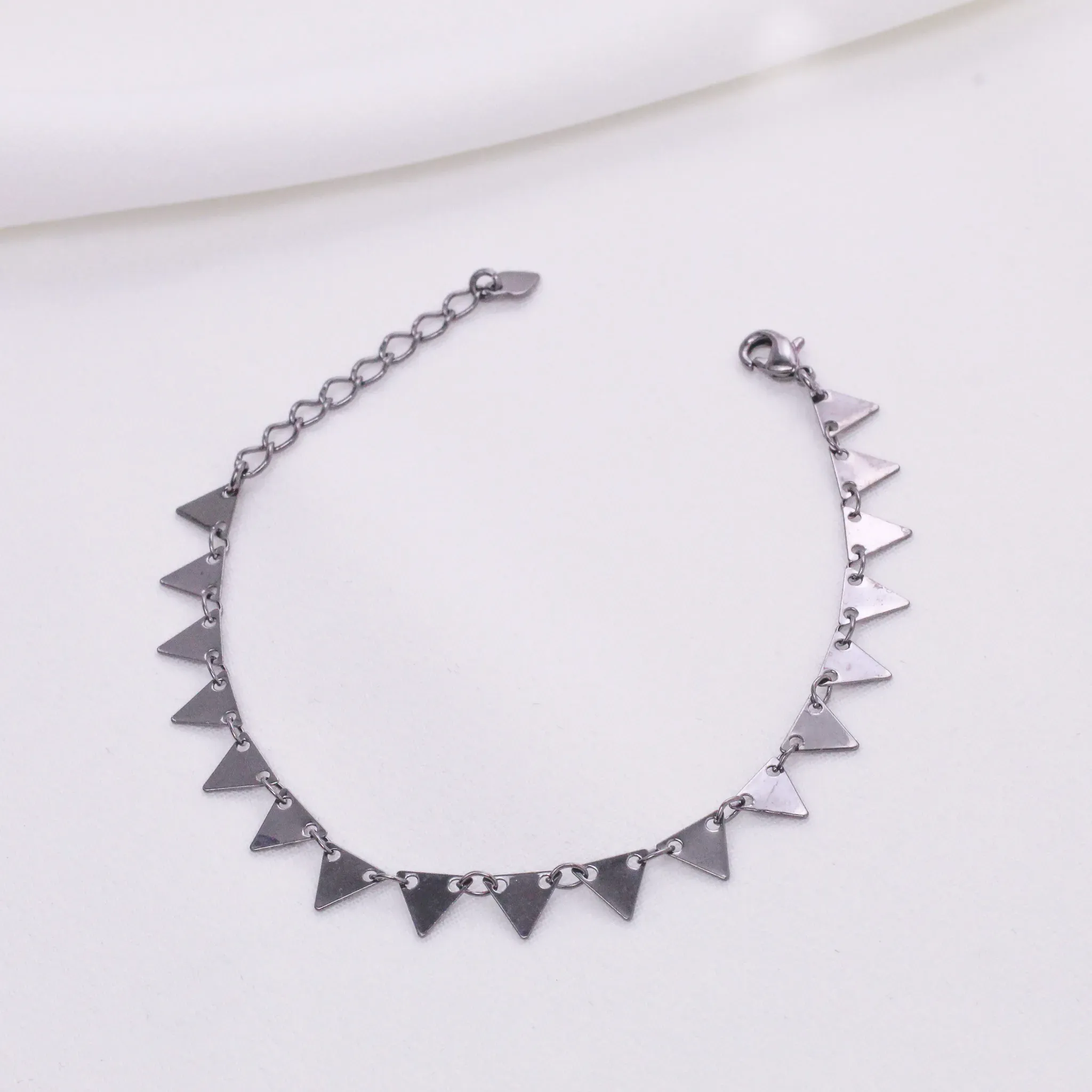 PULSEIRA COM TRIÂNGULOS BANHO RÓDIO NEGRO