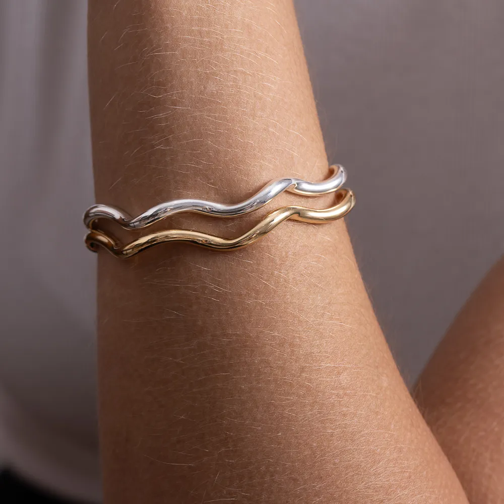 BRACELETE LISO ONDULADO GROSSO BANHO OURO 18K
