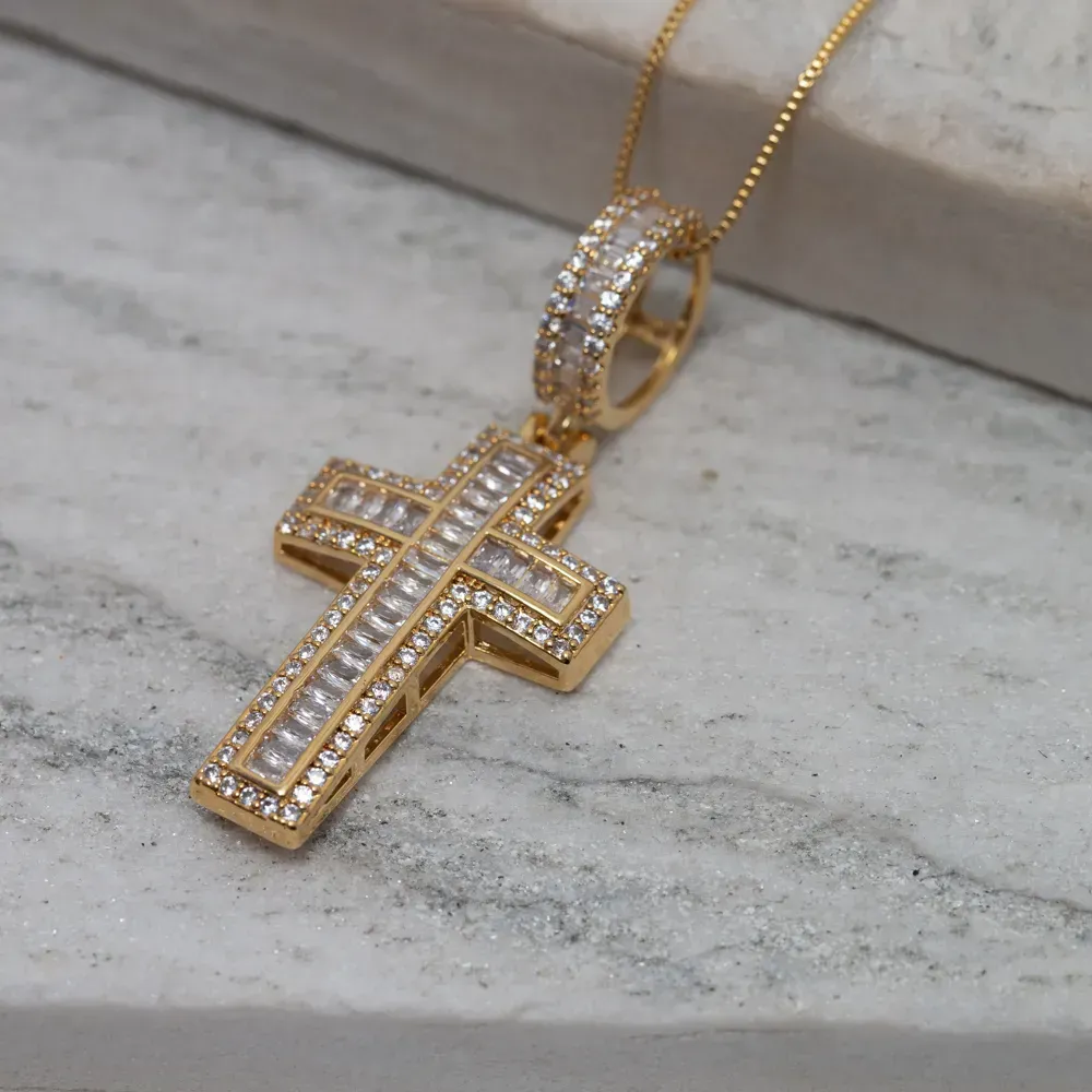 COLAR CRUZ CRAVEJADA COM ZIRCÔNIAS CRISTAIS BANHO OURO 18K