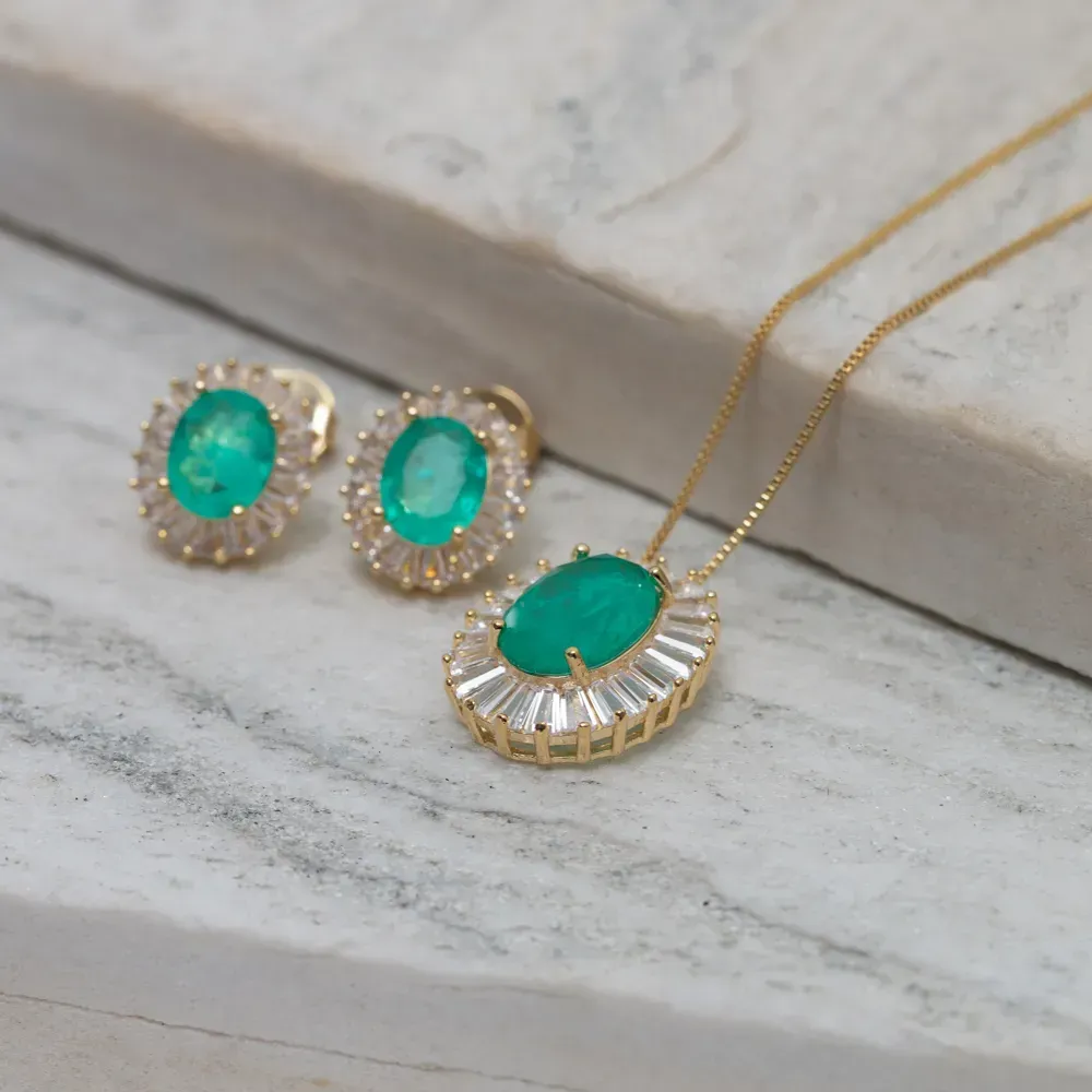 CONJUNTO FLOR CRAVEJADA COM ZIRCÔNIAS E PEDRA VERDE TIFFANY BANHO OURO 18K