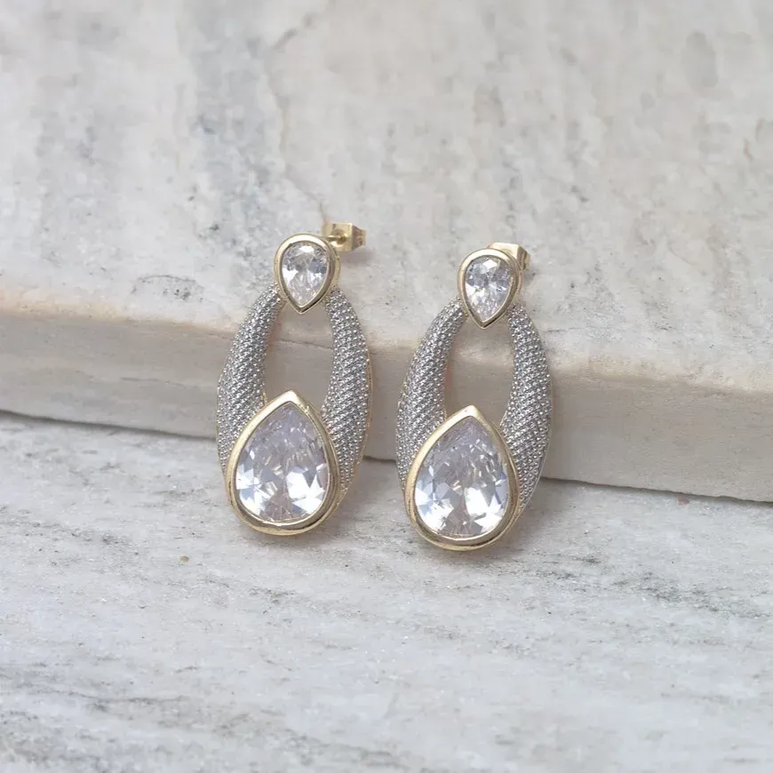 BRINCO GOTA CRAVEJADA COM ZIRCÔNIAS E PEDRAS CRISTAIS BANHO OURO 18K
