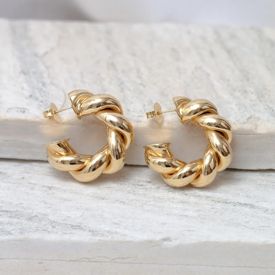 BRINCO ARGOLA RETORCIDA G BANHO OURO 18K